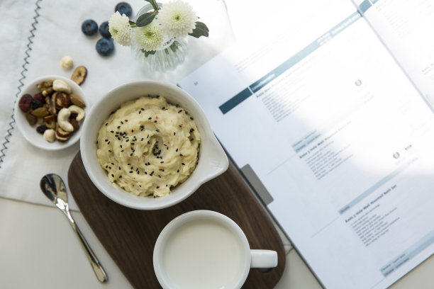 创造性的形象。城市上班族和设计师的早餐，土豆泥，鹰嘴豆泥配酸奶，坚果和干果——高汤照片图片下载