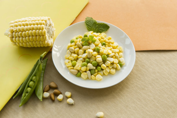 创造性的形象。种子食品，玉米，豌豆和松子，中国食品，松子玉米粒，与牛奶原液照片图片下载
