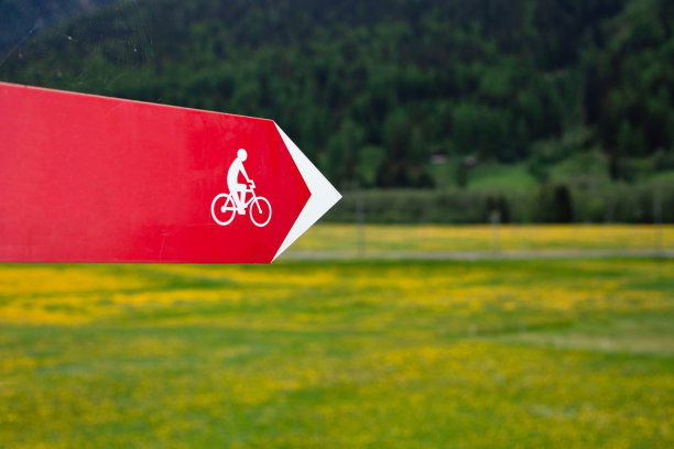 红色空招牌，有指针和自行车标志图片下载