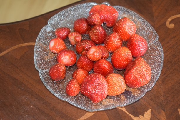 不同大小的生态草莓图片下载