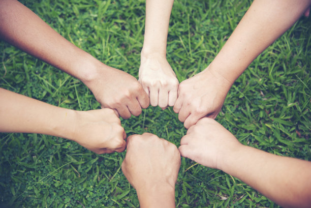 团队精神的双手在户外一起工作。团结有力的握手或与人达成一致的感情或幸福多样的教育行动图片下载