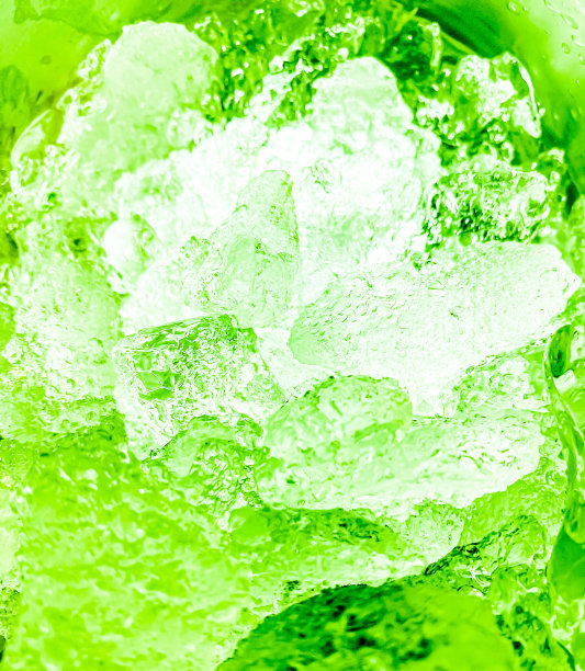 冰的背景，在炎热的日子里，冰块给人以清新的感觉，在夏天，冰是不可或缺的。它会帮助你恢复精力，让你感觉良好。图片下载