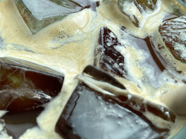 咖啡与冰和汤力在玻璃杯与纸管特写。的背景图片。图片下载