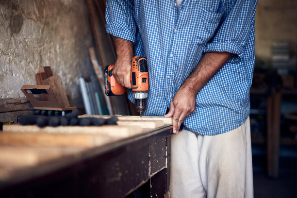 人组装家具和修理它-爱好的概念。图片下载