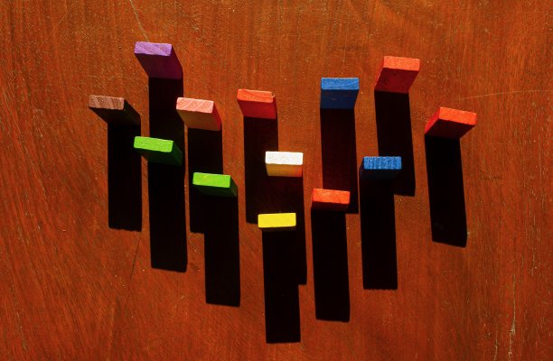 彩色木制玩具，孩子的教育逻辑玩具与它的影子图片下载