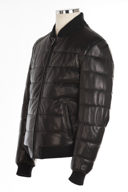 皮夹克孤立在白色背景。图片下载