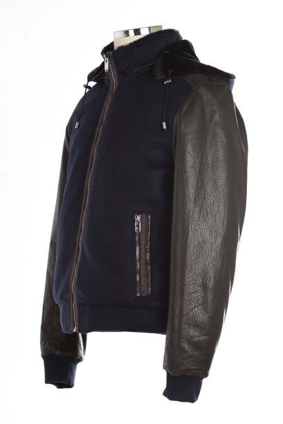 皮夹克孤立在白色背景。图片下载