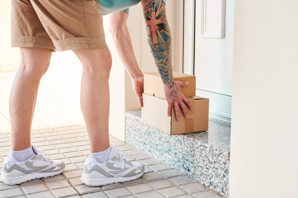 邮递员把箱子放在门前图片下载