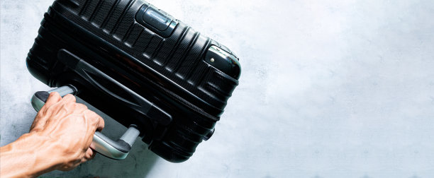 行李，旅客带行李在机场概念，手拖行李图片下载