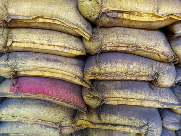 水泥储存，地上一堆水泥袋。图片下载