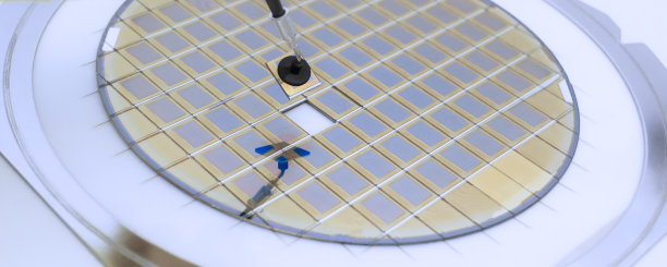 硅片与微芯片固定在一个支架与钢架后，切丁过程和分离微芯片。图片下载