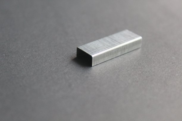 黑色背景上的订书机续杯图片下载