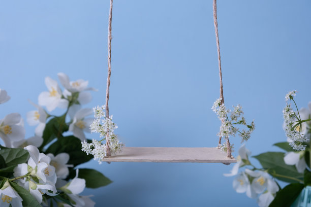 在茉莉花丛中摇摆。夏季场景模拟商品，化妆品，瓶子图片下载