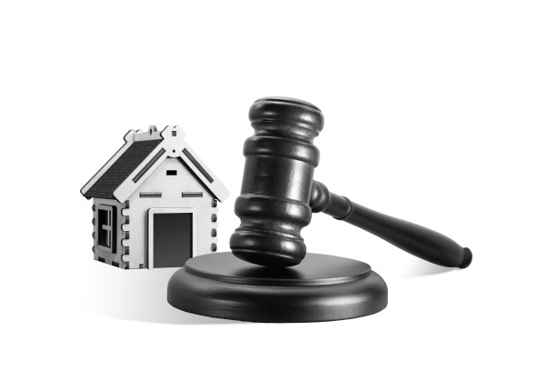 用木槌和抽象的房子作为抵押或紧急住房拍卖出售的象征的抽象照片图片下载