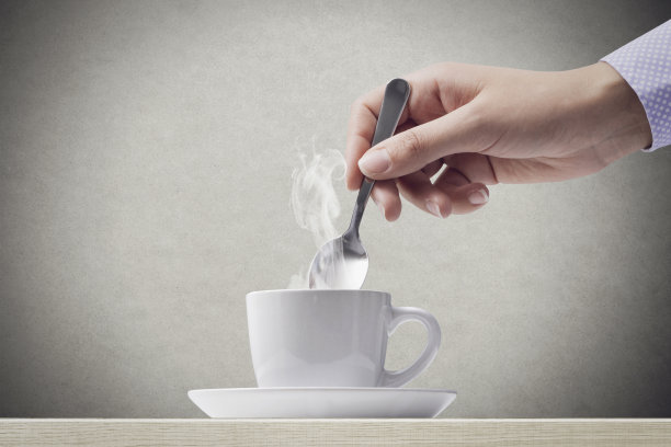 女士在休息时间喝咖啡图片下载