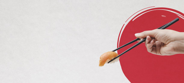 手拿筷子和寿司图片下载