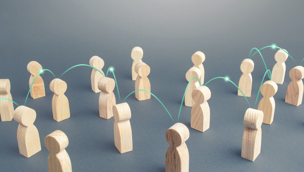 一群人:在人群中用绳子连接起来的一群人新闻信息的传播和谣言的传播。社会科学的关系。团队合作。合作和协作。分布和扩张图片下载