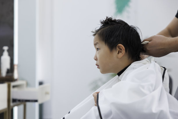 小男孩在理发店理发图片下载