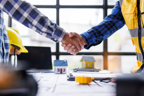 建筑师团队正在办公室里设计项目的草图。设计师设计图纸，建筑商讨论蓝图。按揭贷款工程师，房屋，工业，项目，设计，4K侧视图。图片下载