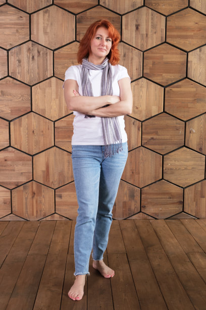 一个年轻的红发女人的肖像，在一堵木墙的成长图片下载
