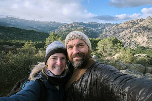 一对在山里自拍的情侣图片下载