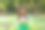 一个深色头发的白人女孩的肖像享受着大自然的纯净空气与相机拍照图片下载