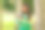 棕发白人女孩享受新鲜空气的自然假期与相机拍照，肖像微笑图片下载