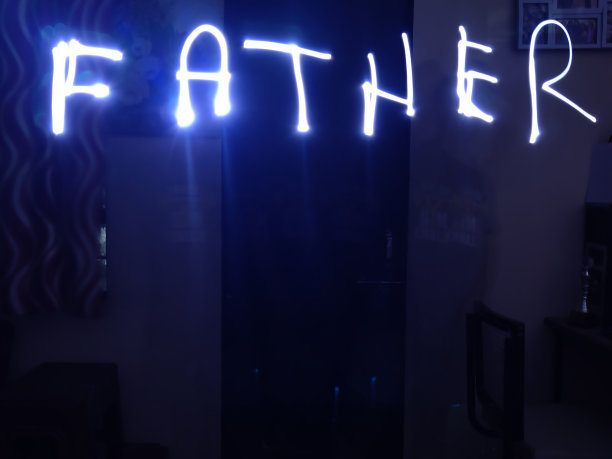 用手电筒书写的字母图片图片下载