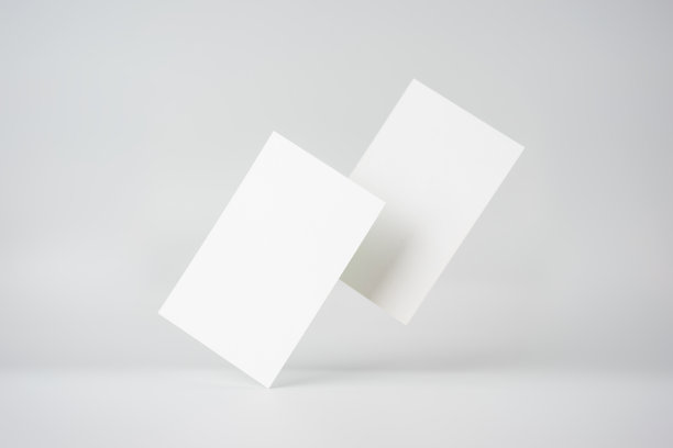 两张名片隔离在白色背景上图片下载