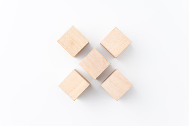 木头立方体孤立在白色背景图片下载