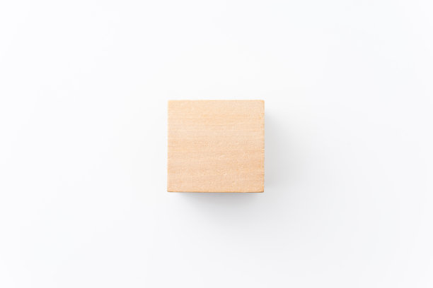 木头立方体孤立在白色背景图片下载