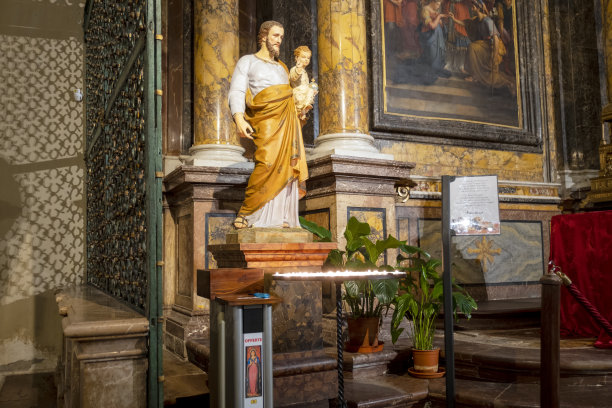 佩鲁贾古老教堂内部细节彩色照片图片下载