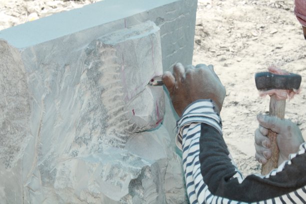 特写的印度工匠雕刻传统的印度教神和女神石头雕塑或雕像，使用工业设备，手移动，巴德拉克，奥迪莎，印度图片下载