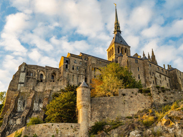 法国北部诺曼底圣米歇尔山壮丽日落景观图片下载