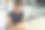 专注而迷人的女商人专注于她的笔记本电脑屏幕。现代办公背景图片下载