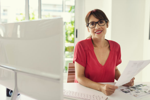 中年女性经理肖像在白色现代办公室启动。看相机图片下载