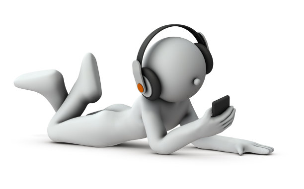 享受音乐分销服务的人。一个戴着耳机的男人。一个躺下看智能手机的角色。3 d渲染。白色背景。图片下载