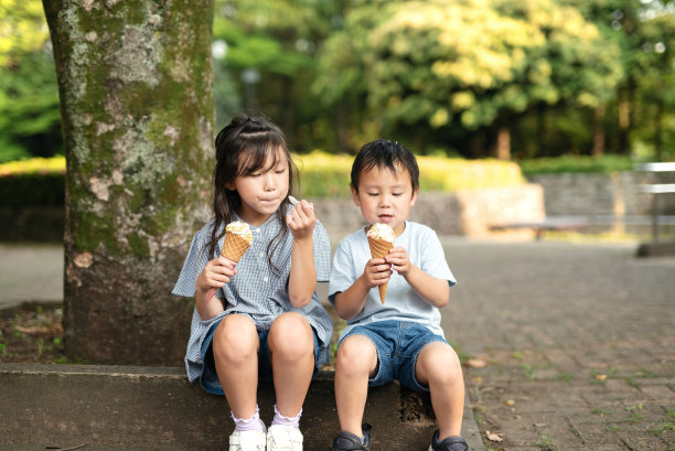 两个孩子在吃冰淇淋图片下载