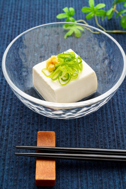 冰豆腐淋上葱花和姜末图片下载