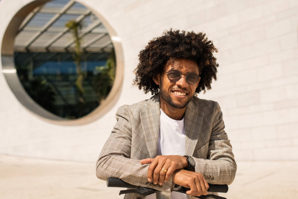 迷人的非洲裔美国人骑电动车图片下载