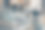 游戏公司的CEO在办公室大厅里测试VR头盔的原型图片下载