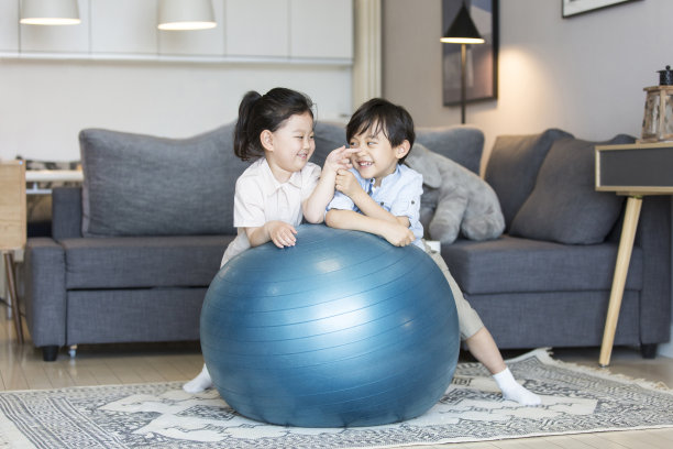 一个男孩和一个女孩在他们的家庭照片的客厅里亲密地玩耍图片下载