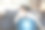 一个男孩和一个女孩在他们的家庭照片的客厅里亲密地玩耍图片下载