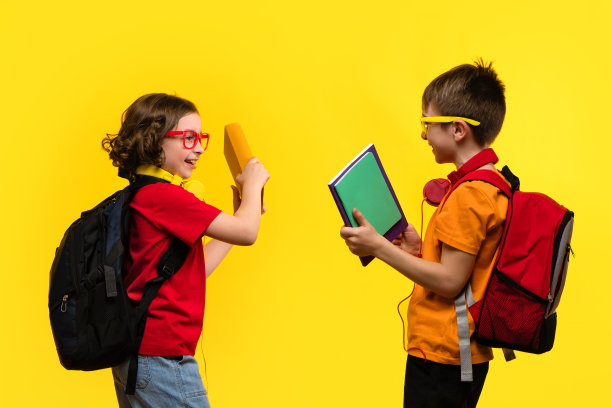 两个学校的孩子图片下载