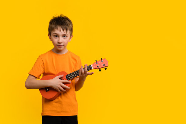 在工作室弹尤克里里的男孩图片下载