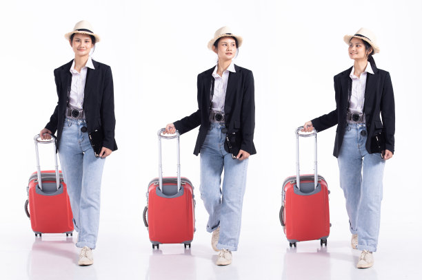 全程20多岁的年轻Mix种族旅行家导游导游女士，带着行李向前走左右图片下载