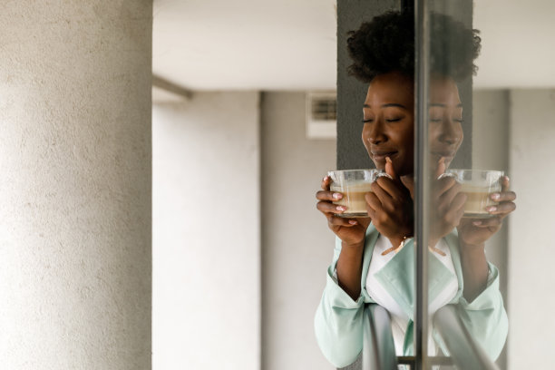 橱窗上的女商人正在享受一杯咖啡图片下载