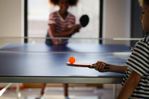 孩子们在打乒乓球图片下载