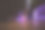 特写聚焦在年轻女性的脚赤脚站在家里的木地板上。图片下载