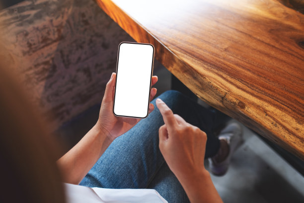 俯视图模拟形象的一个女人持有和触摸的手机与白屏图片下载